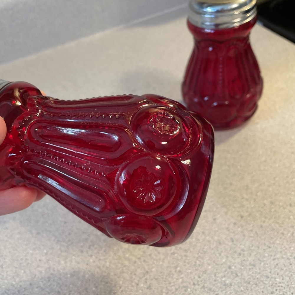 Vtg New LE Smith Moon and Star Ruby Red Glass Shaker for Red Pepper Cheese Sugar - Picture 3 of 6